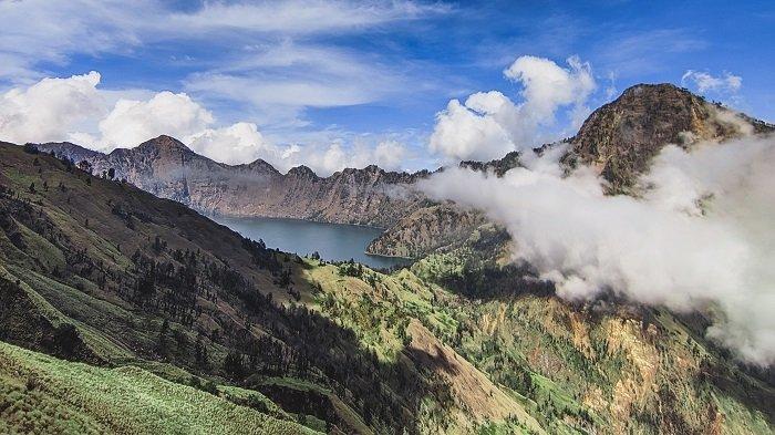 Pemandangan Danau Segara Anak, Gunung Rinjani, dari Pelawangan Sembalun