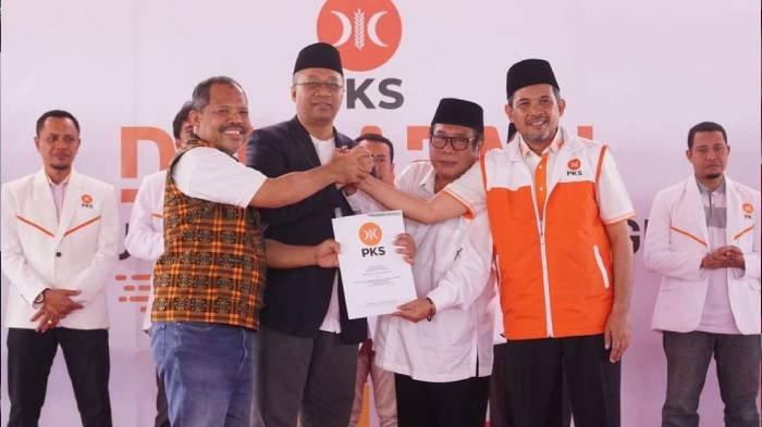 (Kiri-kanan) Johan Rosihan, Zulkieflimansyah, Suhaili, Yek Agil saat penyerahan surat rekomendasi B1 KWK dari PKS untuk pasangan Bang Zul-Abah Uhel, Minggu (4/8/2024).