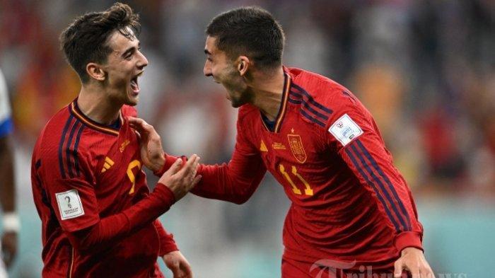 Gelandang Timnas Spanyol Pablo Gavi (kiri) bersama penyerang Timnas Spanyol Ferran Torres (kanan) melakukan selebrasi bersama usai mencetak gol keempat timnya dalam laga sepak bola Grup E Piala Dunia 2022 Qatar antara Timnas Spanyol vs Timnas Kosta Rika di Stadion Al-Thumama, di Doha, Qatar, Rabu (23/11/2022) waktu setempat.