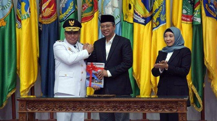 PJ Gubernur NTB H Lalu Gita Ariadi (kiri) bersalaman dengan mantan Gubernur NTB Zulkieflimansyah (tengah) dan mantan Wakil Gubernur NTB Sitti Rohmi Djalilah usai serah terima jabatan di Kemendagri, Jakarta, Selasa (19/9/2023).