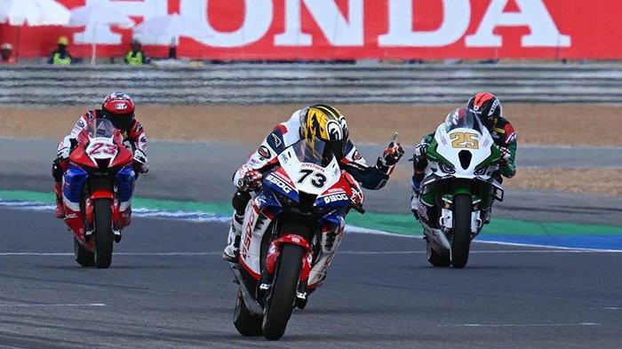 Pembalap SDG MS Harc-Pro.Honda.Ph. Haruki Noguchi melakukan selebrasi di garis akhir setelah finis pertama Race 2 ASB1000 ARRC Seri 1 di Sirkuit Buriram, Thailand, Minggu (26/3/2023).