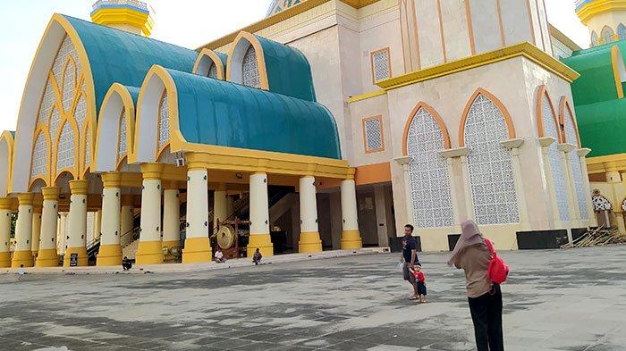 Pengunjung berfoto di Masjid Hubbul Wathan Islamic Center NTB, di Kota Mataram. Masjid ini menjadi salah satu lokasi pelaksanaan Salat Idul Adha 2022.