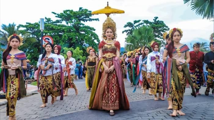 PUTERI MANDALIKA - Putri-putri terbaik dari seluruh kecamatan dan lembaga di Lombok Tengah berjalan dalam karnaval Siyu (1.000) Puteri Mandalika di Kuta Beach Park, Lombok Tengah, Selasa (17/2/2025).