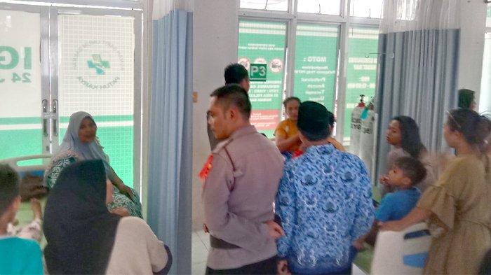 Suasana penanganan medis siswa SDN 3 Ketapang Raya Desa Tanjung Luar, Kecamatan Keruak, Lombok Timur mengalami keracunan makanan massal, Rabu (17/1/2024).