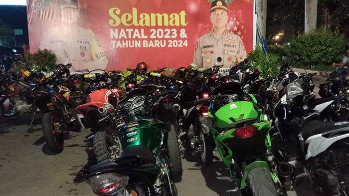 Polres Lombok Timur mengamankan puluhan motor yang menggunakan knalpot bising atau brong pada malam perayaan tahun baru 2024.