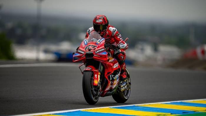 HASIL MOTOGP - Pembalap Ducati Lenovo Marc Marquez melewati lintasan lurus Sirkuit Le Mans, Prancis, Minggu (11/5/2025).