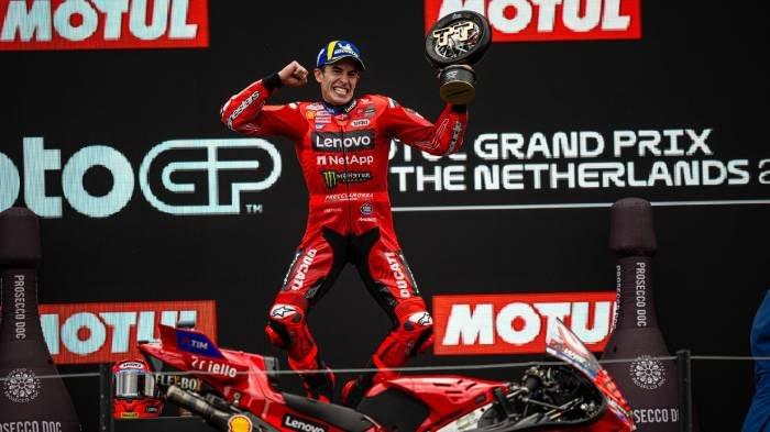 REKOR KEMENANGAN - Marc Marquez merayakan kemenangan di MotoGP Assen Belanda, Minggu (29/6/2025).