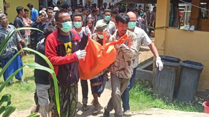Evakuasi mayat perempuan di salah satu kamar kos di Dusun Baturiti Desa Kuta Mandalika, Kecamatan Pujut, Kamis (21/3/2024).