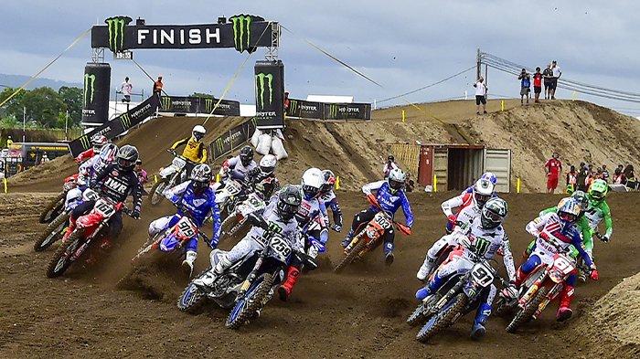 Para pembalap melewati tikungan pertama dalam Race 1 MXGP Lombok 2023 di Sirkuit Eks Bandara Selaparang, Kota Mataram, Minggu (2/7/2023).