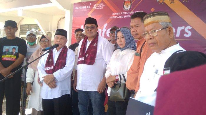 Nur Yasin dan Sumardhan menggelar konferensi pers usai mendaftar di KPU KSB, Selasa (27/8/2024).