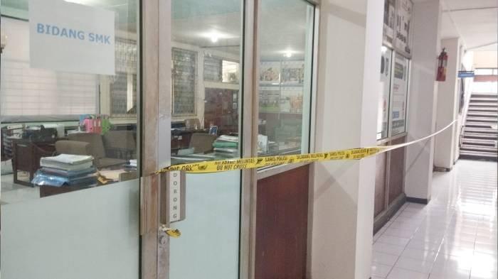 Kondisi depan ruangan Bidang SMK Dikbud NTB yang masih terpasang garis polisi, Kamis (12/12/2024).