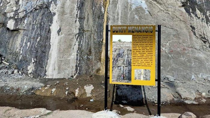 Pemandangan rembesan air dan papan nama di Bukit Menangis Jalan Bypass Mandalika, Lombok Tengah.