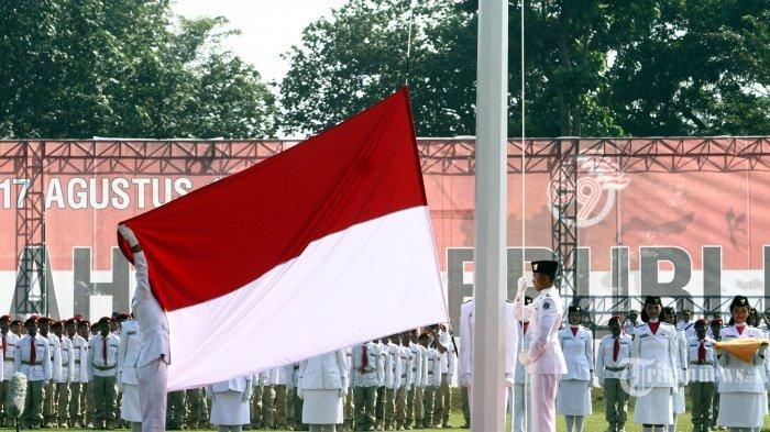 Pasukan Paskibraka asal DKI Jakarta saat melaksanakan upacara peringatan HUT ke-69 Kemerdekaan RI yang dipimpin oleh Calon Presiden Prabowo Subianto di Lapangan Nusantara Polo Club, Cibinong, Jawa Barat, Minggu (17/8/2014). Upacara tersebut juga dihadiri sejumlah tokoh nasional dan perwakilan parpol koalisi meraah putih.(Tribunnews/Jeprima)