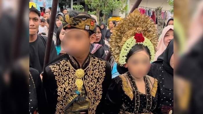 PERNIKAHAN ANAK - Tangkap layar video iringan pengantin alias Nyongkolan di Lombok Tengah viral antara seorang siswi kelas 1 SMP berinisial YL (15) dan siswa kelas 1 SMK berinisial RN (16).