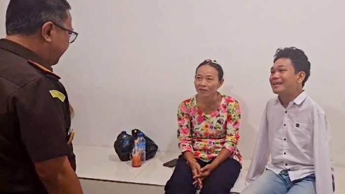 Tersangka kasus dugaan pelecehan seksual I Wayan Agus Suartama berada di ruang tahanan Kejari Mataram sebelum dipindahkan ke Lapas Kuripan Kabupaten Lombok Barat, Kamis (9/1/2025).