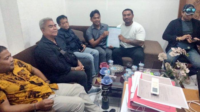 Perdamaian antara Lalu Welli Viddi Hamid dengan I Gede Bayu Angra Aditya di ruang Kanit Jatanras Polresta Mataram, Minggu (31/12/2023).