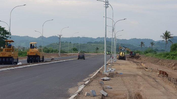 HAMPIR RAMPUNG: Pengembangan infrastruktur jalan di zona timur KEK Mandalika hampir rampung, Jumat (2/4/2021). Akses jalan ini juga mempermudah askes keluar masuk warga di kawasan Gerupuk, Lombok Tengah.