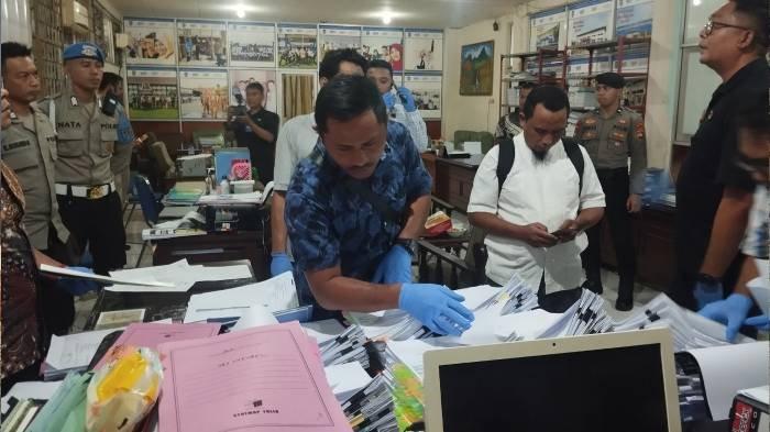 Unit Tindak Pidana Korupsi (Tipikor) Satuan Reserse Kriminal (Satreskrim) Polresta Mataram menggeledah ruang Bidang SMK Dinas Pendidikan dan Kebudayaan (Dikbud) NTB di Kota Mataram, Jumat (13/12/2024).