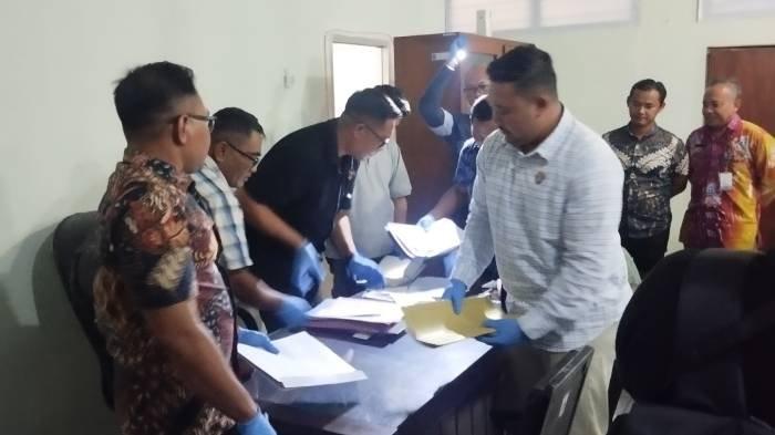 Polresta Mataram menyita sejumlah dokumen dari penggeledahan ruang Bidang SMK Dinas Pendidikan dan Kebudayaan (Dikbud) NTB di Kota Mataram, Jumat (13/12/2024).