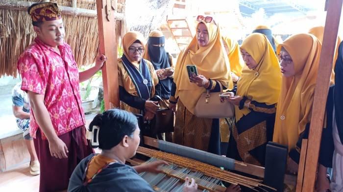 Wisatawan mengunjungi artshop Penginang Lombok di Sukarara Lombok Tengah.