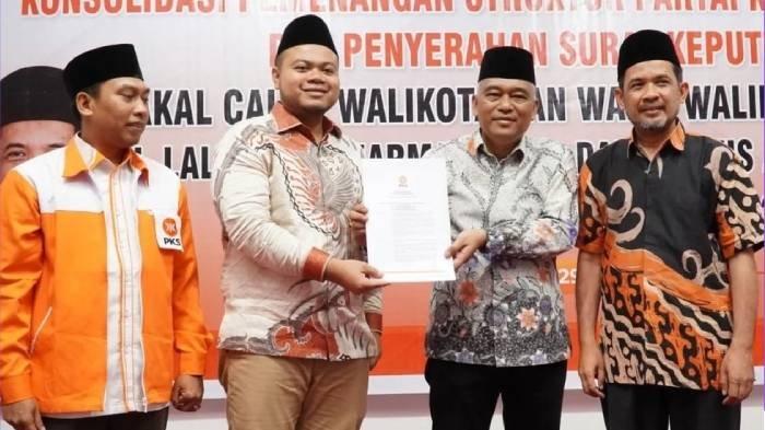 (kiri ke kanan) Ketua DPD PKS Kota Mataram Ismul Hidayat, Weis Arqurnain, Lalu Aria Dharma, dan Ketua DPW PKS NTB Yek Agil saat proses penyerahan surat rekomendasi model B1KWK untuk Pilkada Kota Mataram, Senin (29/7/2024).