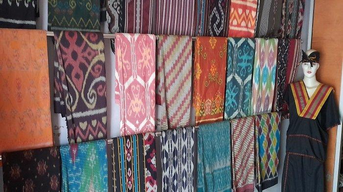 Produk kain songket Khas Lombok di Desa Sukarara, Jongggat, Lombok Tengah