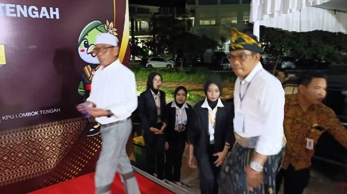 Pasangan calon bupati dan wakil bupati Lombok Tengah Achmad Puaddi-Legewarman atau Puaddi-Lege menjadi yang pertama tiba di arena debat Perdana di GOR Poltekpar Lombok, Rabu (6/11/2024).
