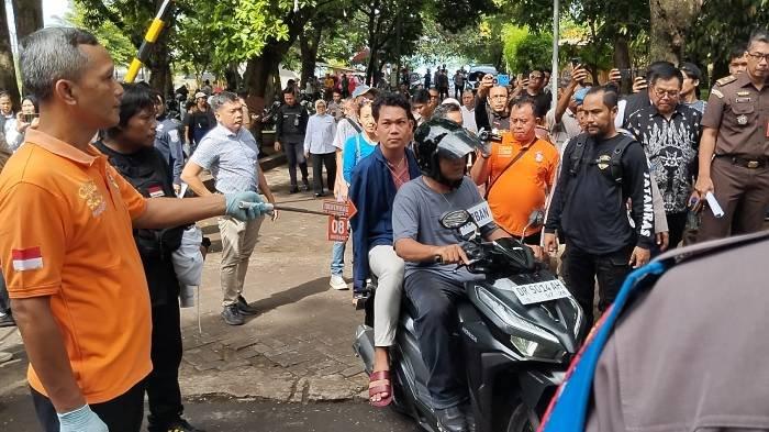 Tersangka kasus dugaan pelecehan seksual I Wayan Agus Suartama (22) alias Agus memeragakan adegan di Taman Udayana Mataram dalam rekonstruksi yang digelar, Rabu (11/12/2024).