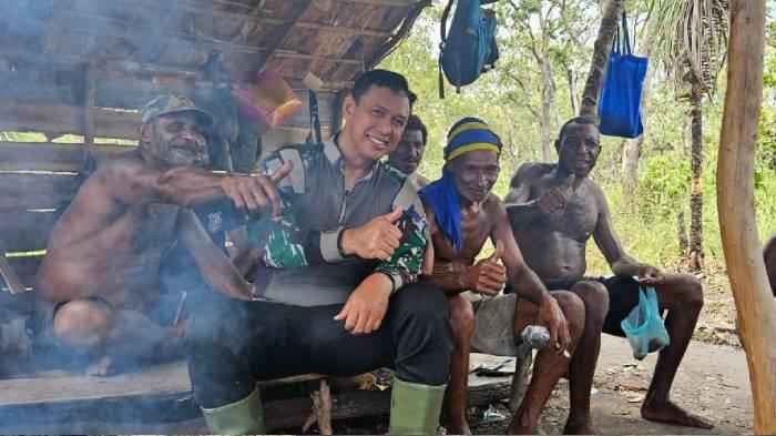 Kepala Satgas Pertahanan Pangan Mayjen Ahmad Rizal Ramdhani bersama orang asli Papua.