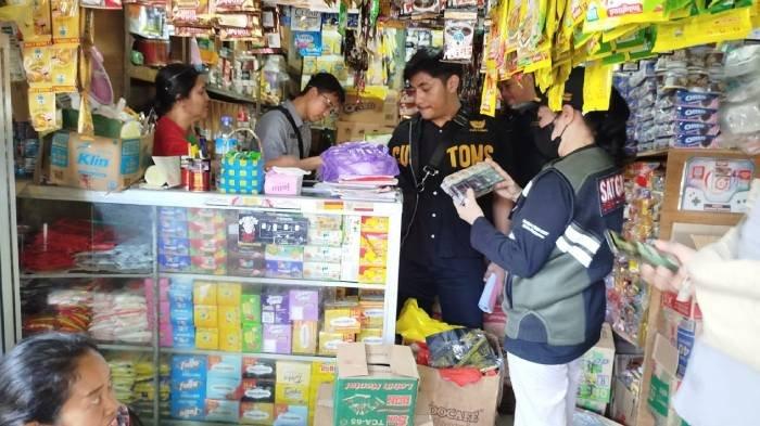 Petugas gabungan dari Pol PP Kota Mataram, Dishub Kota Mataram dan Bea Cukai Mataram merazia rokok ilegal di warung-warung yang ada di Mataram.