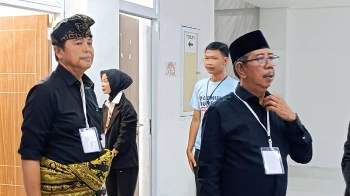 Pasangan calon bupati dan wakil bupati Lombok Tengah Ruslan Turmudzi-Normal Suzanna tiba di arena debat Perdana di GOR Poltekpar Lombok, Rabu (6/11/2024).