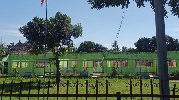 Penampakan kondisi bangunan SDN 2 Kerongkong yang atapnya roboh.