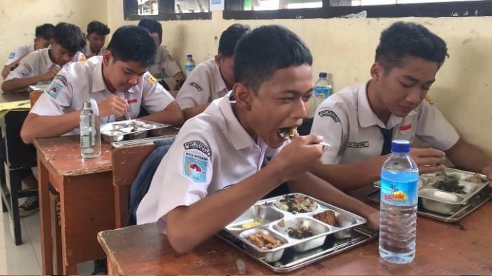 Seorang siswa SMP di Kota Mataram menyantap menu Makan Bergizi Gratis (MBG).