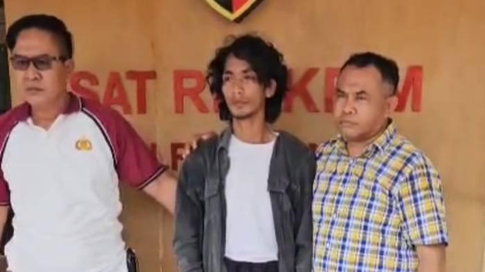 PELAKU DITANGKAP - Syamsudin (tengah) pria di Desa Marada, Kecamatan Hu'u, Kabupaten Dompu pelaku pembunuhan istrinya Sri Wahyuni usai ditangkap Polres Dompu, Sabtu (7/6/2025).