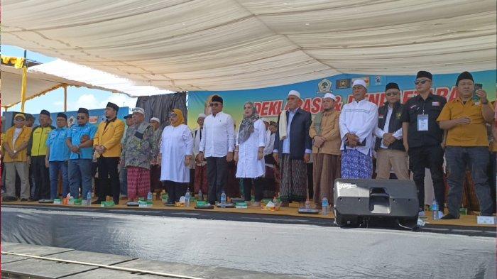 Pendukung pasangan bakal calon Bupati dan Wakil Bupati Lombok Barat Sumiatun - Ibnu Salim mengantar pendaftaran ke KPU dari lapangan Gerung Lombok Barat Kamis (29/8/2024).