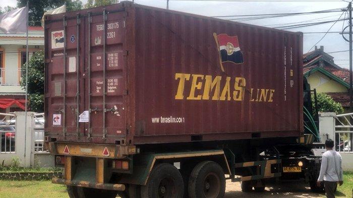 Mobil kontainer yang membawa logistik pemilu saat berada di halaman KPU Kota Bima, Kamis (21/12/2023)