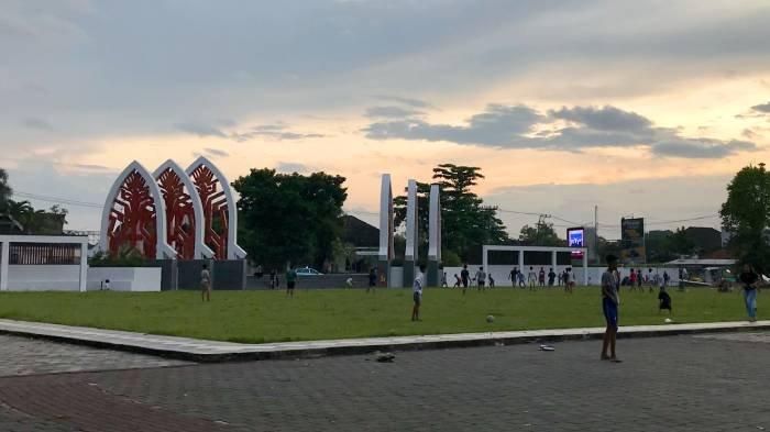 Sejumlah warga berkegiatan sore hari di fasilitas publik Taman Sangkareang, Mataram.
