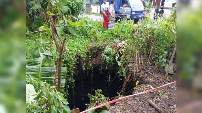 Lubang sedalam 10 meter dengan diameter 3 meter menghebohkan warga Dusun Persil, Desa Karang Sidemen, Kecamatan Batukliang Utara, Lombok Tengah ketika terjadi hujan lebat pada Rabu, (11/12/2024).
