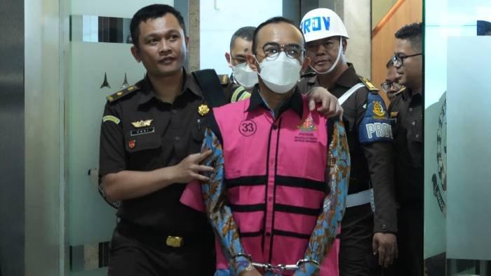 Tersangka kasus korupsi rekayasa ekspor-impor minyak mentah dan produk kilang pada anak usaha PT Pertamina, Subholding, dan Kontraktor Kontrak Kerja Sama (KKKS) 2018-2023 digiring jaksa usai menjalani pemeriksan di Kejagung, Jakarta, Senin (24/2/2025).