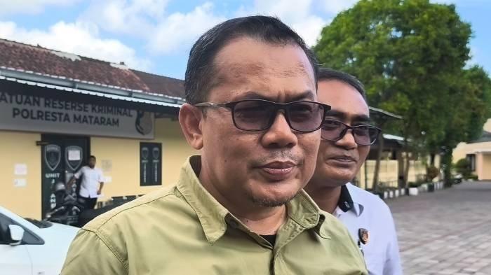 KASUS MASKER - Karo Ekonomi Setda NTB Wirajaya Kusuma memberi keterangan kepada wartawan di sela menuju ruang tahanan Polresta Mataram, Senin (14/7/2025).