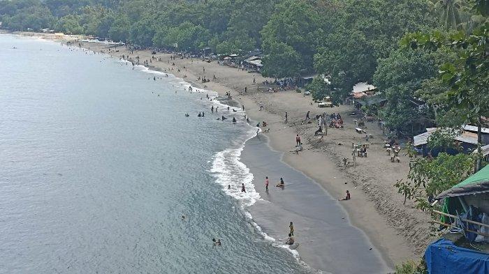 Wisatawan lokal berenang di tepi laut Pantai Duduk, Senggigi, Lombok Barat, Rabu (4/5/2022).