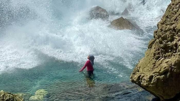 SENGKETA WILAYAH - Seorang warga menikmati deburan ombak Pantai Nambung yang wilayah administrasinya dalam status sengketa antara Pemkab Lombok Tengah dengan Lombok Barat.