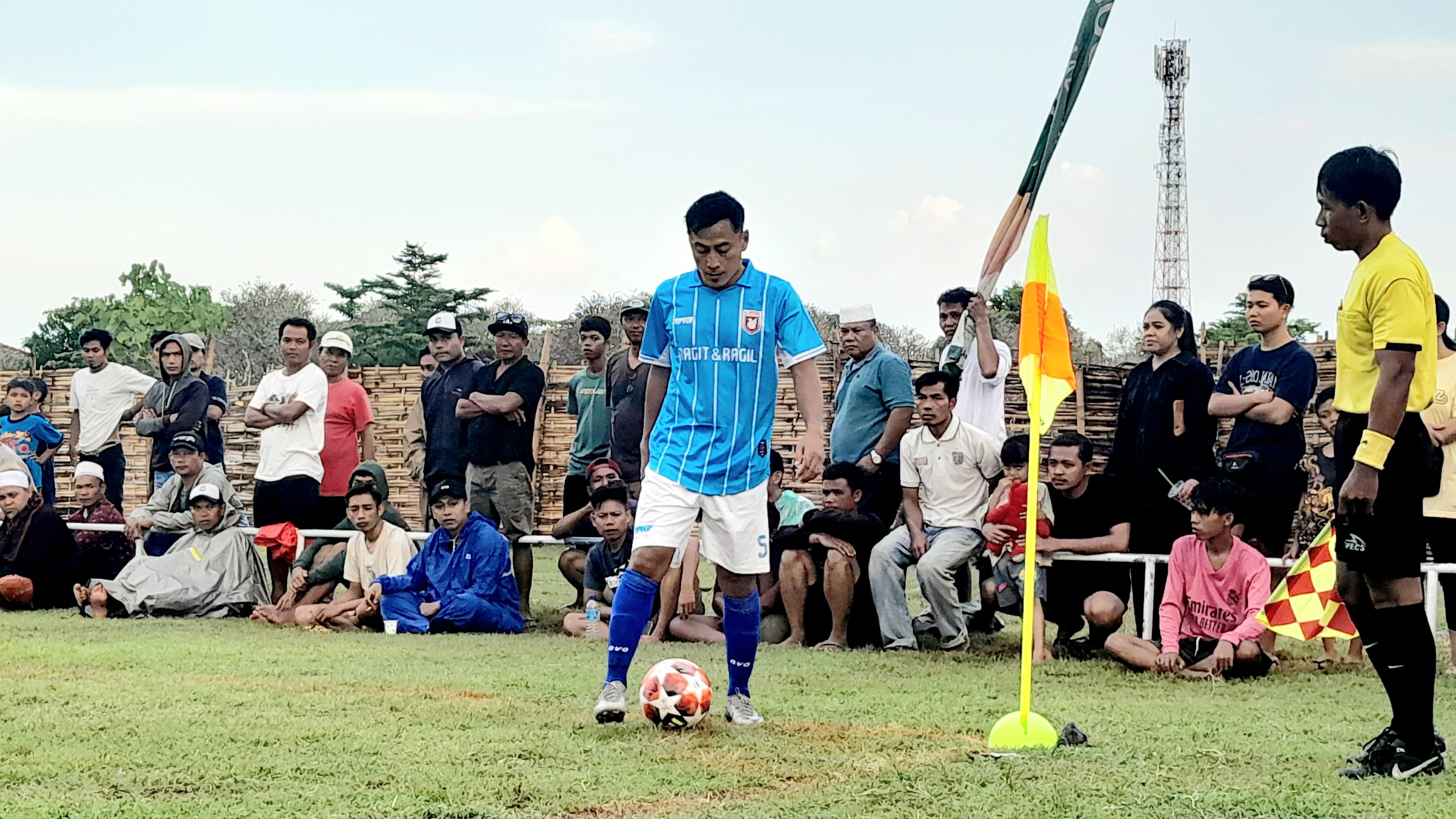TENDANGAN POJOK - Eks Pemain Timnas Indonesia Samsul Arif mengenakan jersy Bintang Kemanuk FC melakukan tendangan pojok dalam pertandingan melawan Presisi NTB, pada pembuka turnamen Wali Kota Cup 2025, di lapangan Selagalas, Kota Mataram, NTB, Jumat (2/5/2025). Dalam pertandingan itu dia mencetak dua gol dan membawa timnya menang 3-0 tanpa balas.