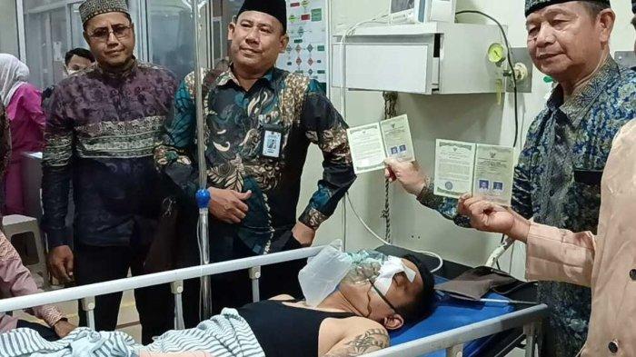 Ahmad Handa (30) calon pengantin pria di Palembang, Sumatera Selatan melangsungkan pernikahan di rumah sakit lantaran mengalami luka parah usai dibacok lima orang, Minggu (11/5/2025).