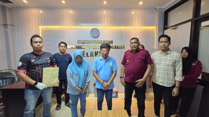 BERANTAS NARKOBA: Kalapas Narkotika Pamekasan, Fathorrosi saat menyerahkan tersangka penyelundupan narkoba ke Satresnarkoba Polres Pamekasan, Madura, Kamis (20/3/2025).