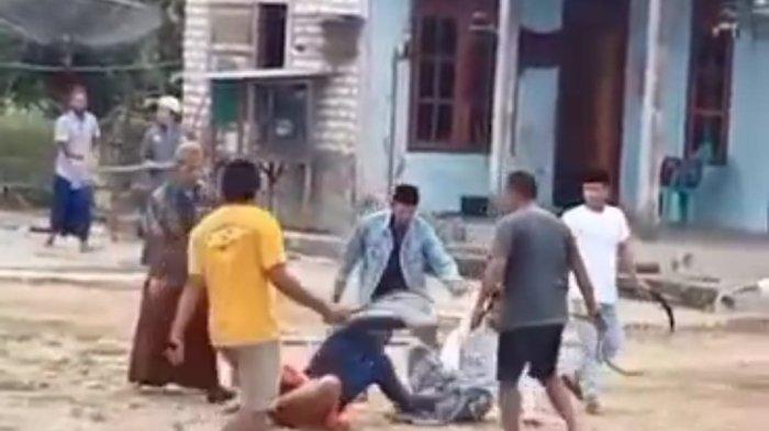 Detik-detik korban dikeroyok sejumlah warga lengkap dengan senjata tajam berlokasi di Desa Ketapang Laok, Kecamatan Ketapang, Kabupaten Sampang, Madura, Minggu (17/11/2024).