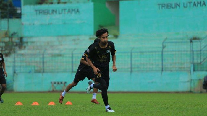 Eks pemain Arema FC, Sunarto resmi merumput bersama NZR Sumbersari FC. Pemain yang dijuluki Sunartorres itu menjadi pemain anyar NZR Sumbersari FC untuk berlaga di Liga 3