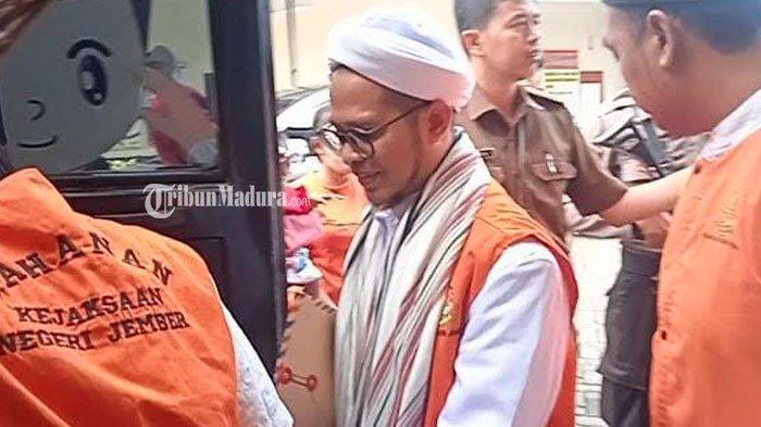 Kiai yang jadi tersangka pencabulan santri di Jember, Fahim Mawardi akan naik mobil Kejaksaan usia menjalani sidang di Pengadilan Negeri Jember.