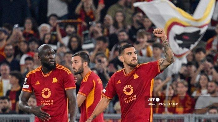 Gelandang Roma Italia #7 Lorenzo Pellegrini (kanan) merayakan bersama penyerang Roma Belgia #90 Romelu Lukaku (kiri) setelah ia mencetak gol ketiga untuk timnya pada pertandingan sepak bola Grup G putaran pertama Liga Eropa UEFA hari ke-2 antara AS Roma dan Servette FC di Stadion Olimpiade, di Roma pada 5 Oktober 2023.