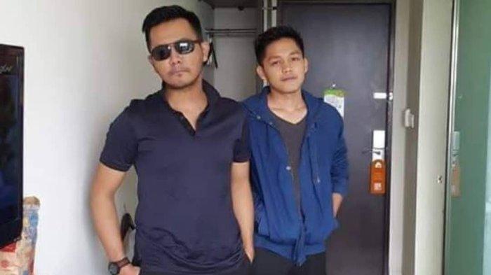 Gus Iqdam (kanan) foto bersama putra gurunya, Alm Gus Pandu Munif.